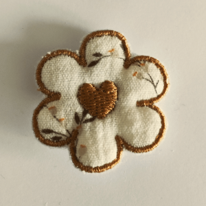 Broche à fleurs écrue