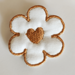 Broche fleur blanche