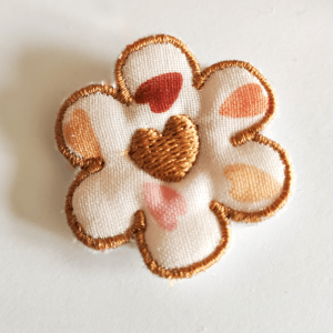 Broche fleur petits coeurs