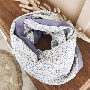 Echarpe d&rsquo;allaitement bleue à fleurs