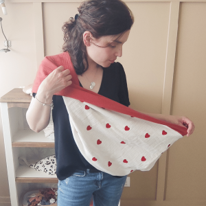 Echarpe d&rsquo;allaitement coeurs rouges