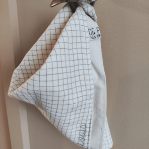 Le Foulard bavoir à carreaux