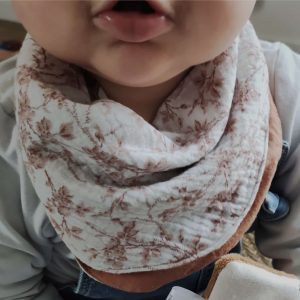 Le Foulard bavoir fleuri
