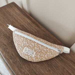 Le sac banane à fleurs Camel – Enfant
